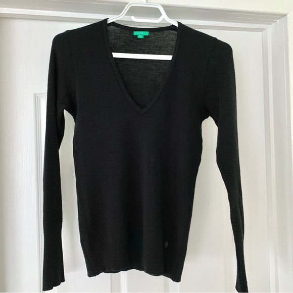 UNITED COLORS OF BENETTON V-Neck Black Long Sleeved Sweater - Picture 1 of 4